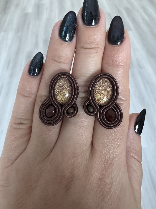 kolczyki soutache Kolczyki sutasz czekoladowy brąz z ornamentem na sztyft