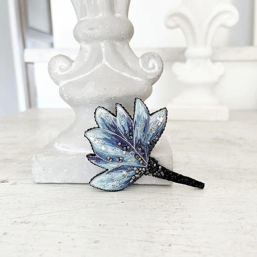 broszki Broszka KWIAT 7 ręcznie haftowana przypinka z koralikami magnolia