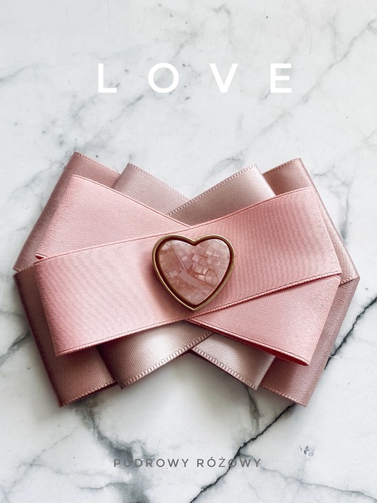 broszki Pudrowa Brosza z sercem z masy kamiennej  NEW