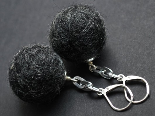 Felted round - kolczyki Buy or Die