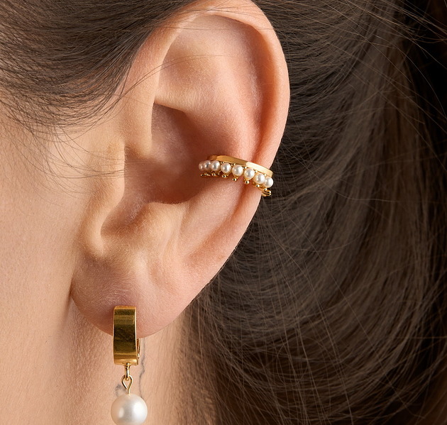 kolczyki pozłacane Nausznica ozdobiona perłami - srebro 925 pozłacane