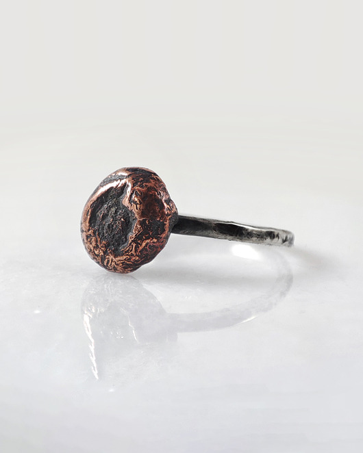 pierścionki srebrne Kamyk - rozm. 10 - srebrny pierścionek z miedzianym oczkiem - unikat