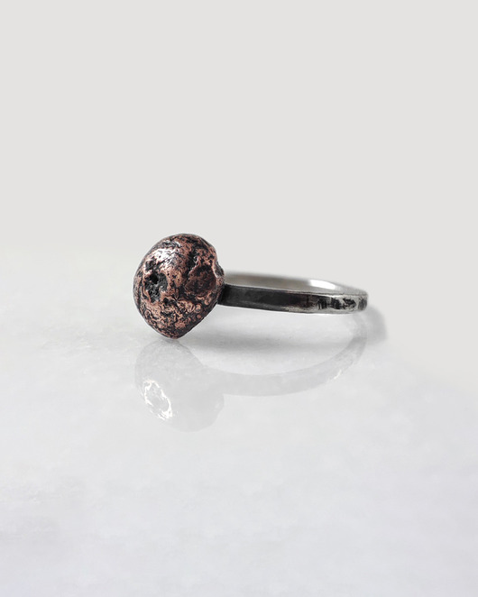 pierścionki srebrne Kamyk - rozm. 13 - srebrny pierścionek z miedzianym oczkiem - unikat