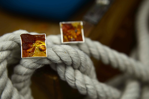 kolczyki z kamieniami Kwadratowe sztyfty z surowym bursztynem