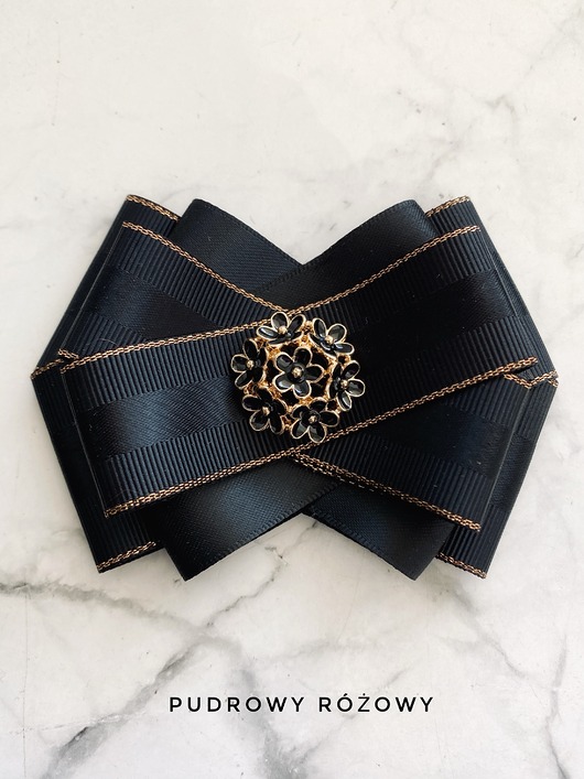 broszki Klasyk! Brosza  z delikatnymi czarno złotymi kwiatkami