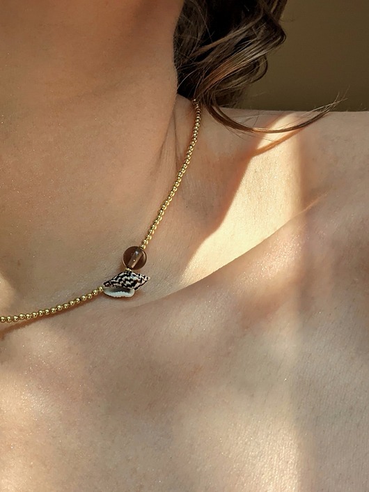 chokery Minimalistyczny choker z naturalną muszelką i kwarcem (stal chirurgiczna)