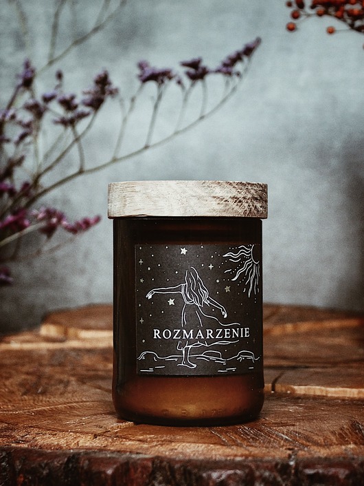 świece zapachowe Świeca sojowa less-waste z butelki - Rozmarzenie