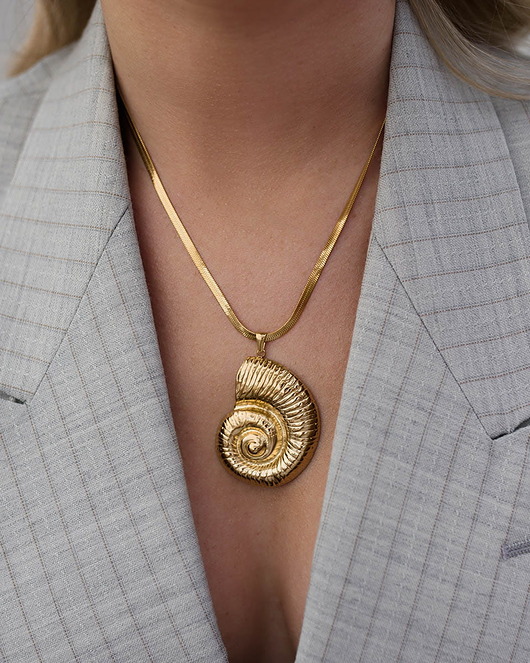 bransoletki - inne Złoty naszyjnik z muszlą na żmijce ze stali chirurgicznej premium Nerissa