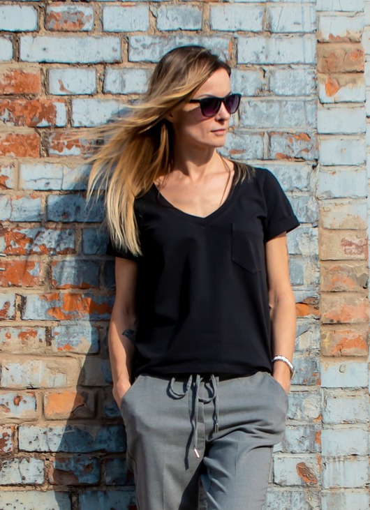 T-shirt V-NECK black studio eReR