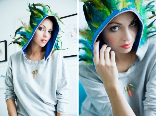 Bluza POCAHONTAS szara pióra kaptur  Benni