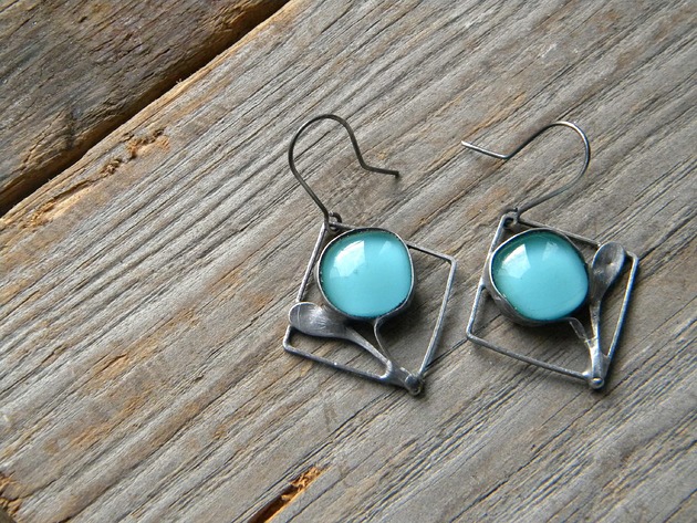 kolczyki wire wrapping Świetlisty błękit  -  kwiaty   -  kolczyki