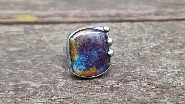 pierścionki - różne W kolorach różnych - pierścionek regulowany