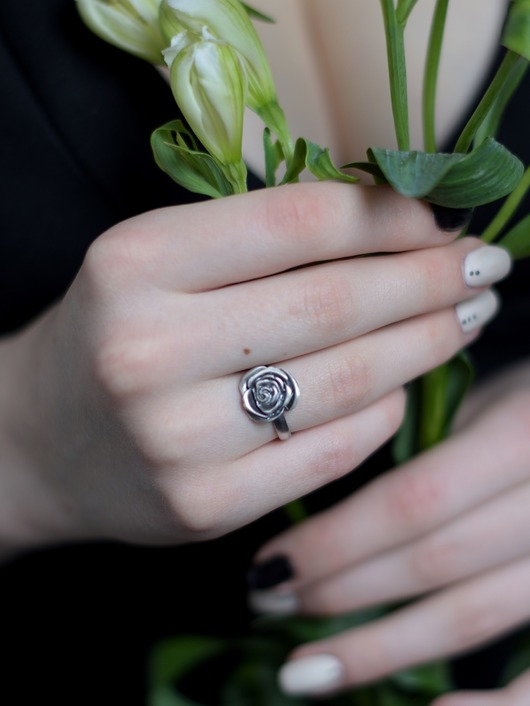 pierścionki srebrne Pierścionek z różyczką