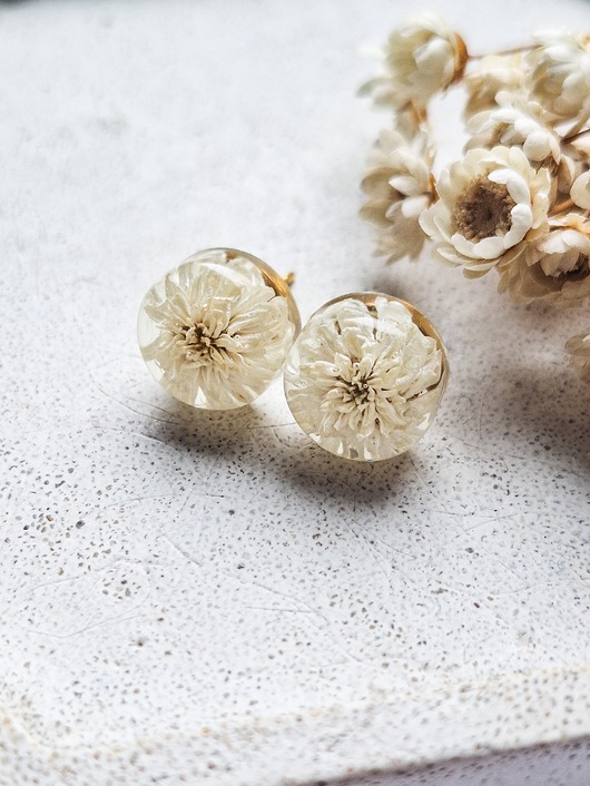 kolczyki szklane Kolczyki sztyfty z żywicy z kwiatem krwawnika