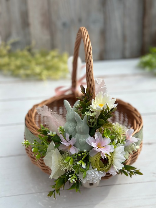 koszyki wielkanocne Wielkanocny koszyczek na święconkę, koszyczek z ceramicznymi zającami