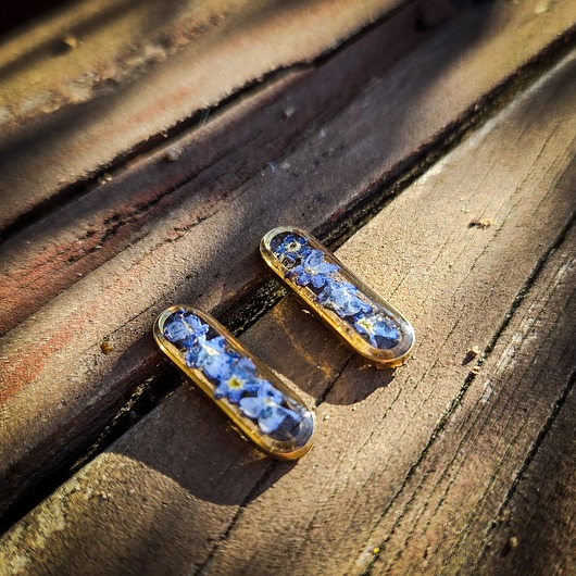 kolczyki z żywicy Kolczyki słupki z niezapominajkami