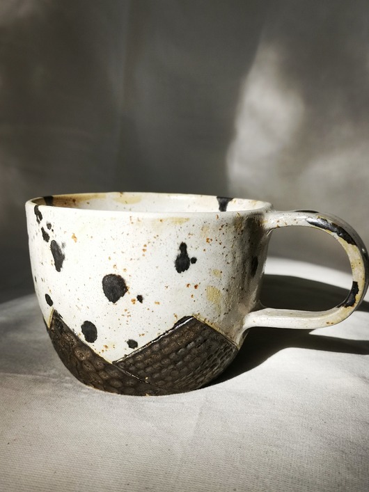 kubki Kubek ceramiczny beżowy w ciapki z górami