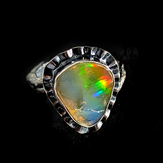 pierścionki srebrne Tęczowy opal w srebrnej gałązce