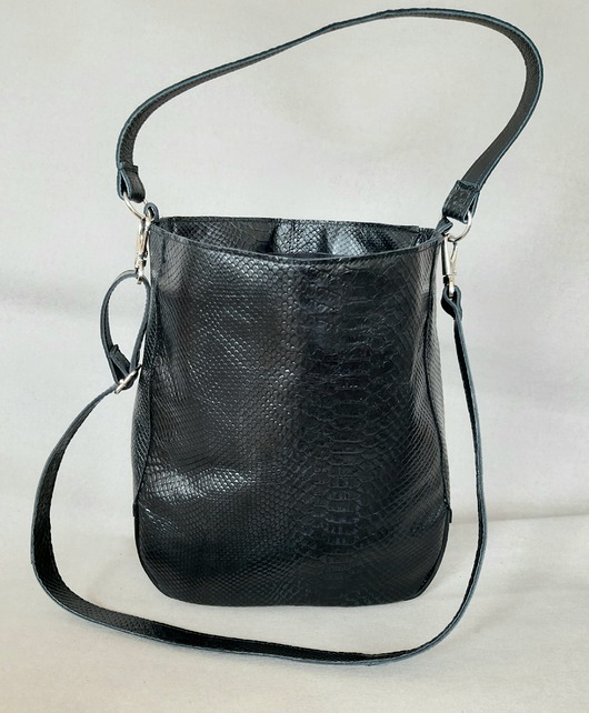 torby na ramię Czarna torba z fakturą węża - skóra naturalna