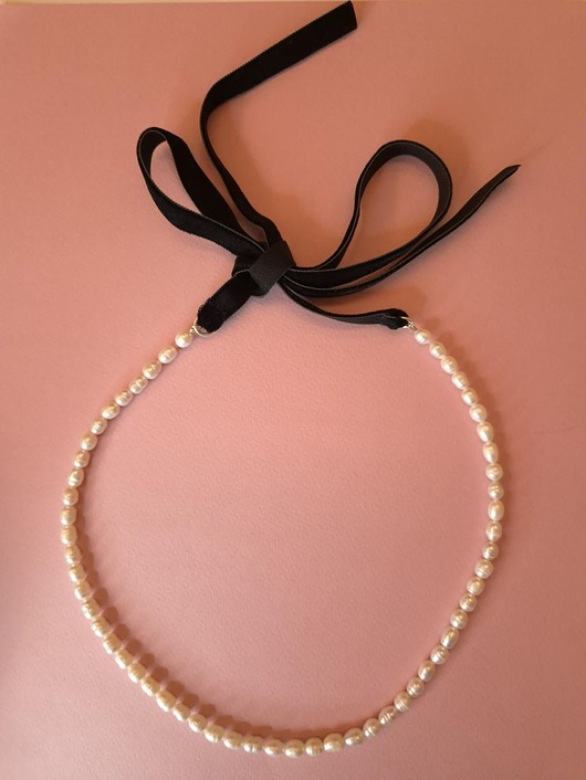 chokery Naszyjnik z białych pereł z kokardą z aksamitki