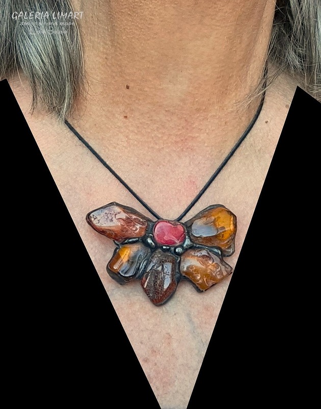 wisiory Bursztynowy kwiat z koralem UNIKATOWY wisior ręcznie robiony PREZENT