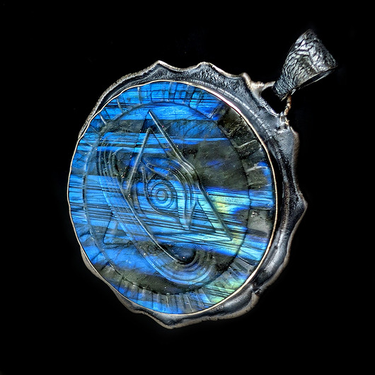 wisiory Oko opatrzności- labradoryt