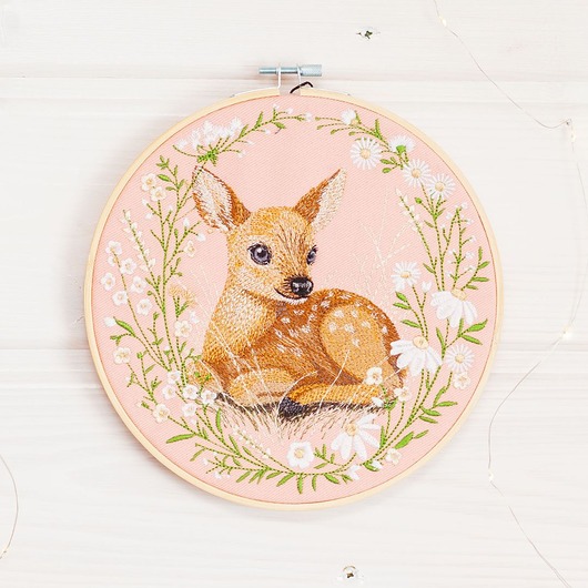 Ozdoby na ścianę Sarenka pink2, haft w tamborku 20 cm