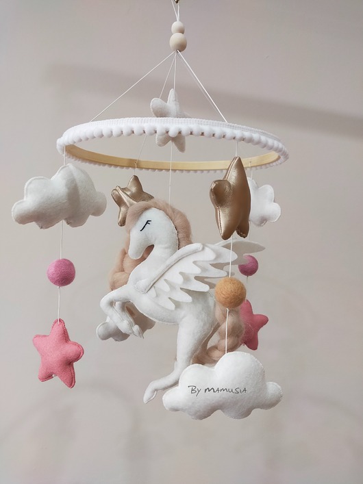 karuzele i girlandy do łóżeczka Karuzela handmade dla dziewczynki , jednorożec z gwiazdkami i chmurkami