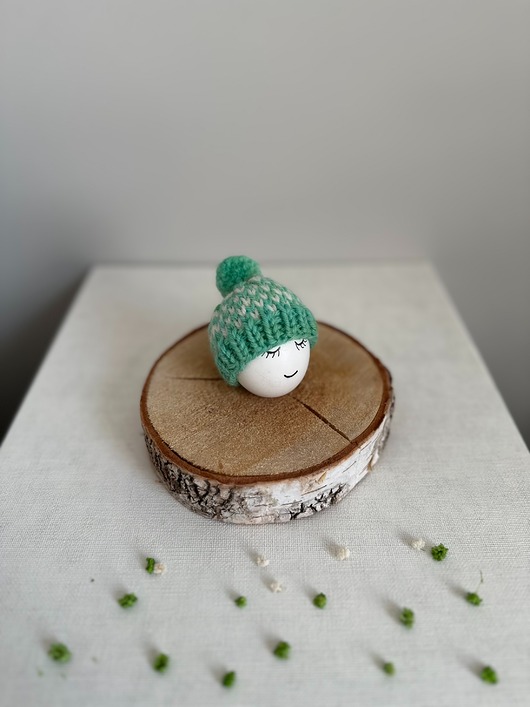 ozdoby wielkanocne Czapeczka z pomponem  na jajka wielkanocne  - 1 szt.