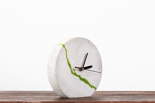 zegary Okrągły betonowy zegar stołowy/ścienny z chrobotkiem reniferowym- jasny