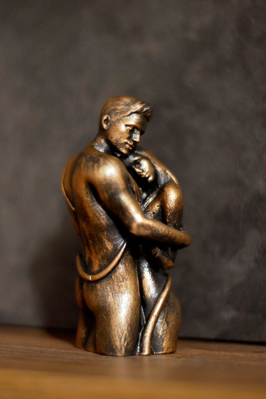 figurki i rzeźby Rzeźba z gipsu, W miłosnym uścisku, ogniste złoto, wys. 9,8 cm
