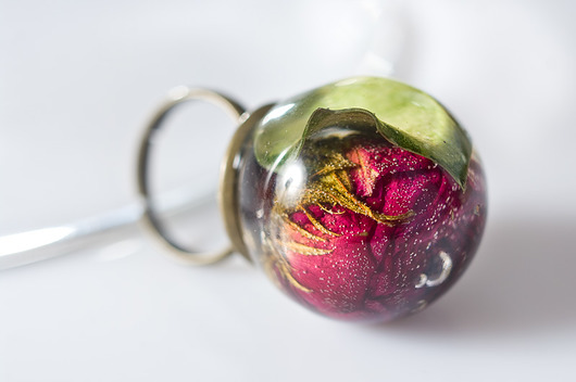 Pierścionek duża kulka z żywicy z różą So Jewelry