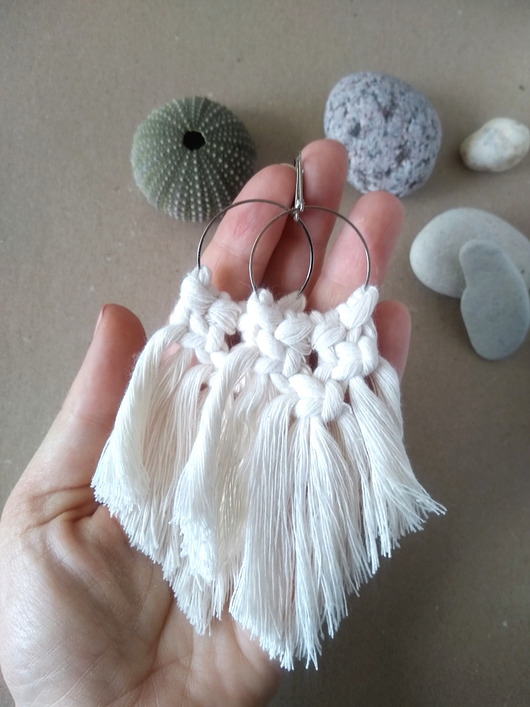 Plecione białe kolczyki chwosty boho by Matusevic
