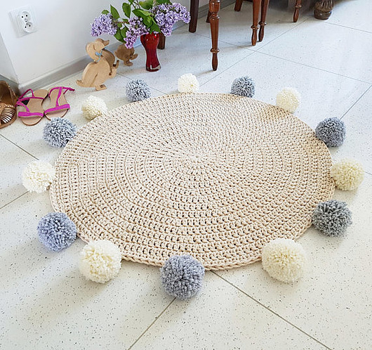 Dywan okrągły gładki ecru szare pompony Made of Weaves
