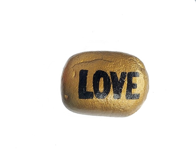 akcesoria różne Kamień z napisem love na prezent