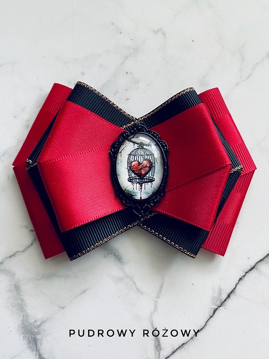 broszki Brosza z graficznym sercem zamkniętym pod kaboszonem NEW