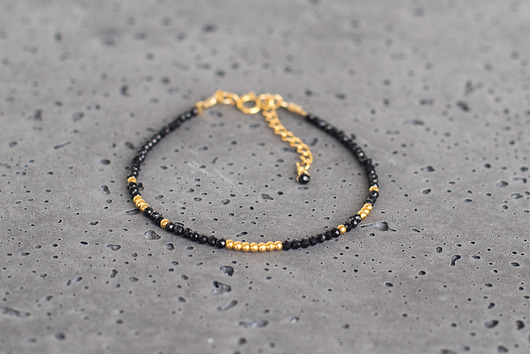 Czarna bransoletka w towarzystwie złota La Femme Jewellery