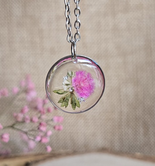 wisiory Łąka kwiatowa różowa zawieszka wisiorek kwiaty żywica