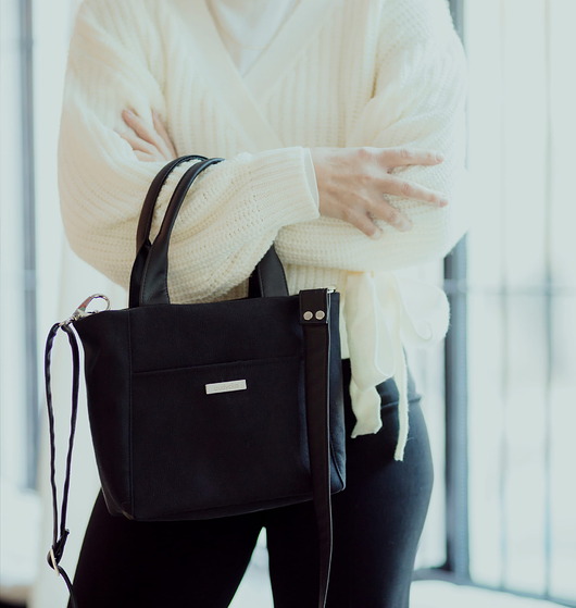 torby na ramię Kuferek listonoszka z wodoodpornego nubuku w kolorze czarnym