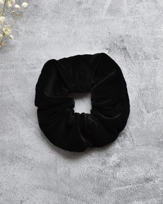 Aksamitna gumka scrunchie - czarna SYMETRIA bags