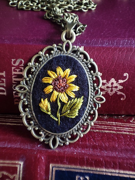 wisiory Haftowana zawieszka ze słonecznikiem