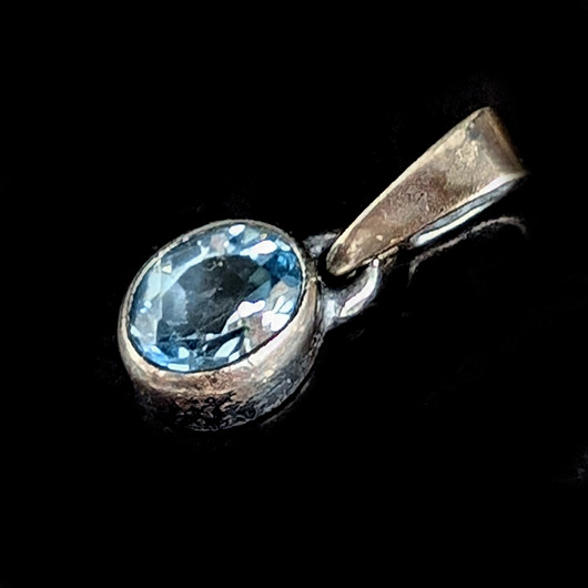 wisiory Minima- topaz w czerni srebra