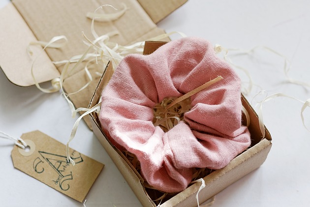 lniana gunka scrunchie pudrowy róż Dom Artystyczny