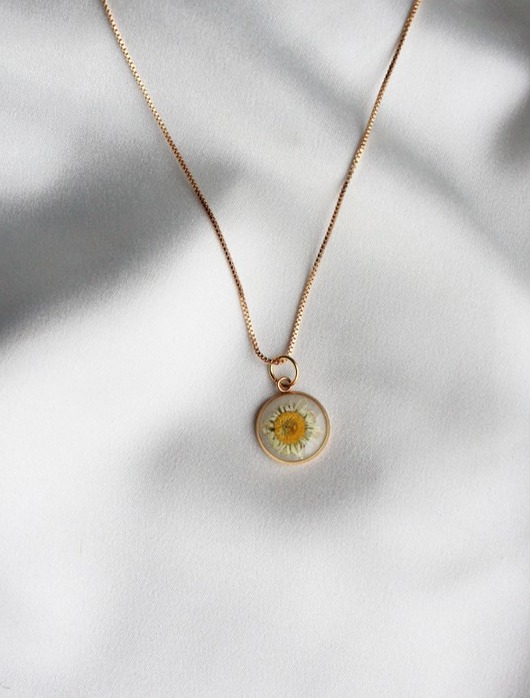 Wisiorek mini ze stokrotką Flores Jewellery