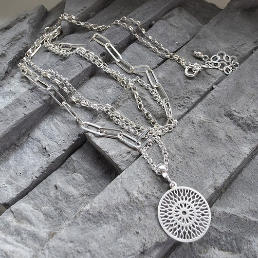 wisiory Srebrny naszyjnik z rozetą