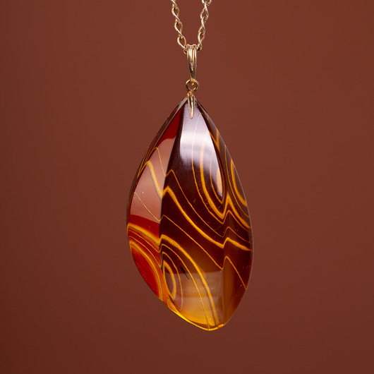 wisiory Wisiorek złoty z bursztynem bałtyckim rzeźbionym