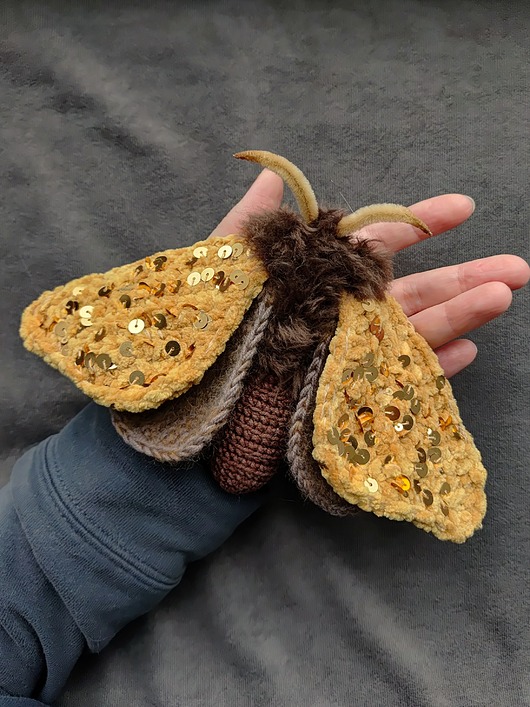 dodatki - różne Motylek Ćma miodowo-brązowa z cekinami mały objekt decoracyjny