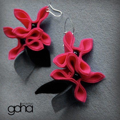 różowe z czarnym- Biżuteria Autorska FlowerFelt Design