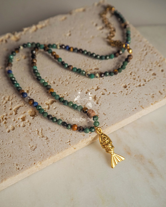 chokery Naszyjnik z błyszczących kamieni z rybką