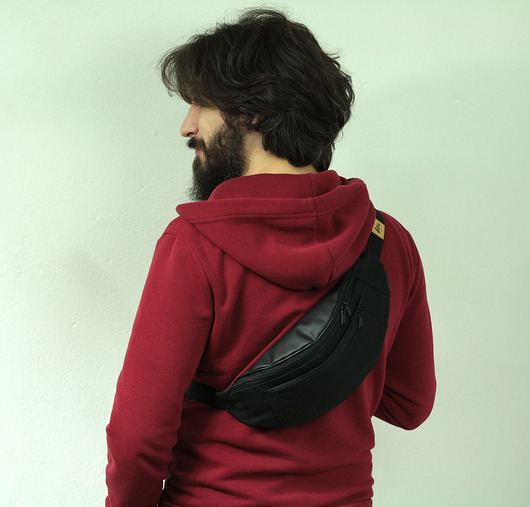 czarna nerka ze skórzaną klapką Maruna Upcycled